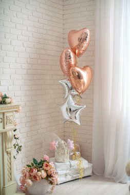 Doğum günü. Pastel renklerde balonların bahar kompozisyonu helyum 5 helyum balonu ile doldurulmuş kalp ve yıldız formunda. Doğum günümü kutlamak için bir kutlama süsü. Dikey yönelim.