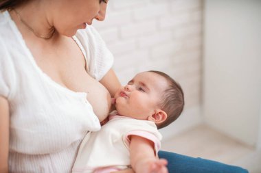 Sorun beslenme sırasında. Anne bebeği emziriyor, o emzirirken ağlıyor. Diş çıkarma. Kolik bağırsak gazları.