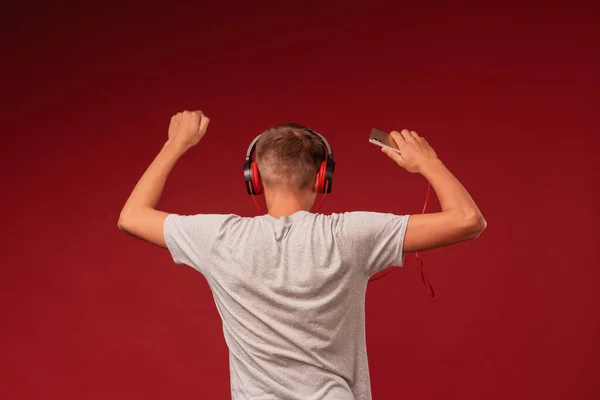 Adolescente Positivo Con Auriculares Escuchando Música Desde Smartphone Sobre Fondo — Foto de Stock