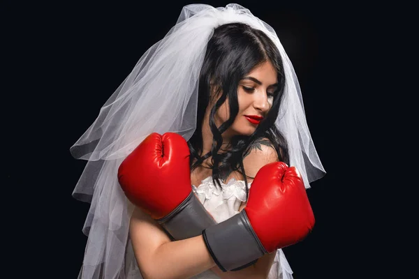 Retrato Una Atractiva Morena Con Lápiz Labial Rojo Vestido Novia — Foto de Stock