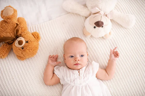 Menina Bonito Com Olhos Azuis Meses Idade Jaz Cama Com — Fotografia de Stock