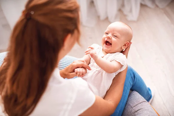 Feliz Familia Amorosa Joven Madre Está Sentada Sillón Fácil Con — Foto de Stock