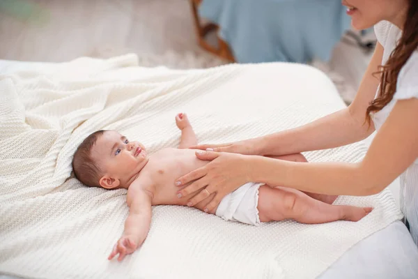 Babymassage Massör Massera Magen Barnet Kolik Nyfödd Kolik Baby Utan — Stockfoto