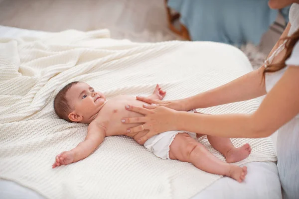 Babymassage Massör Massera Magen Barnet Kolik Nyfödd Kolik Baby Utan — Stockfoto