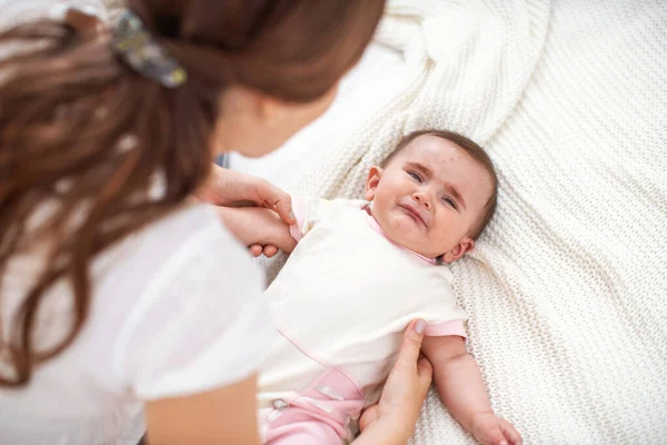 Preparación Para Lactancia Materna Bebé Está Acostado Cama Llorando Quiere — Foto de Stock