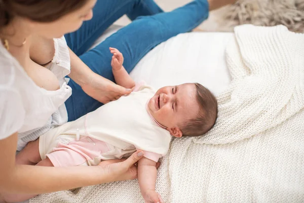 Preparazione Allattamento Bambino Sdraiato Sul Letto Piange Vuole Mangiare Dormire — Foto Stock