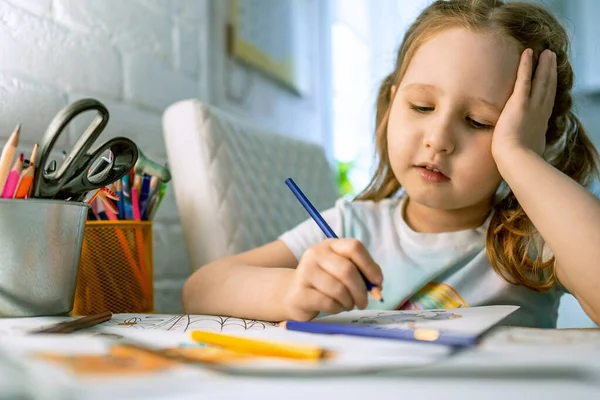 かわいい女の子が色鉛筆で絵を描く 子供がぬり絵を描く ストレス軽減の新しい傾向 注目とリラクゼーションを開発する概念 — ストック写真
