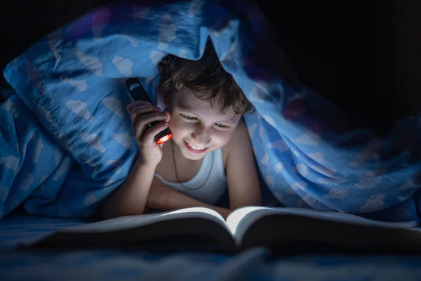 Menino Feliz Está Deitado Sob Cobertor Ler Livro Escuro Com — Fotografia de Stock