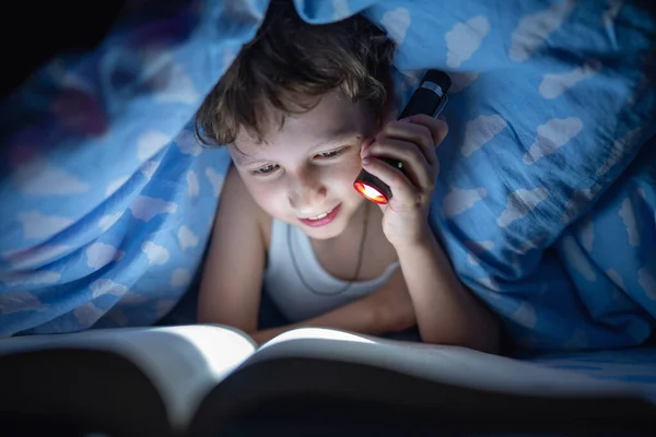 Foto de Feliz Sorrindo Menino Alegre Assistindo Desenhos Animados E Jogando  Jogos No Tablet Computador À Noite Conceito De Educação Infantil E Estudo À  Noite e mais fotos de stock de Criança 