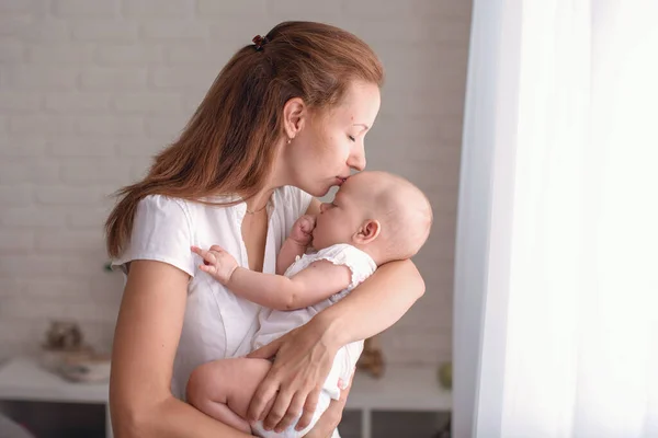 Feliz Familia Amorosa Una Joven Madre Lleva Hijo Brazos Dormitorio — Foto de Stock