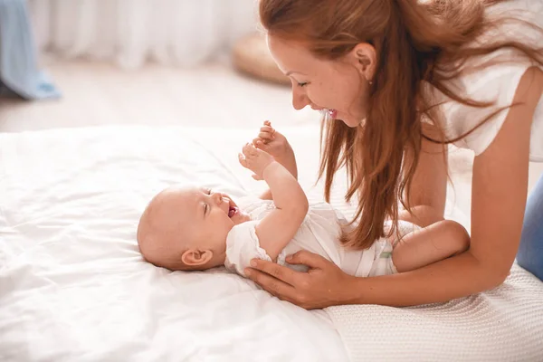 Lycklig Kärleksfull Familj Ung Mor Ligger Sängen Med Ett Litet — Stockfoto