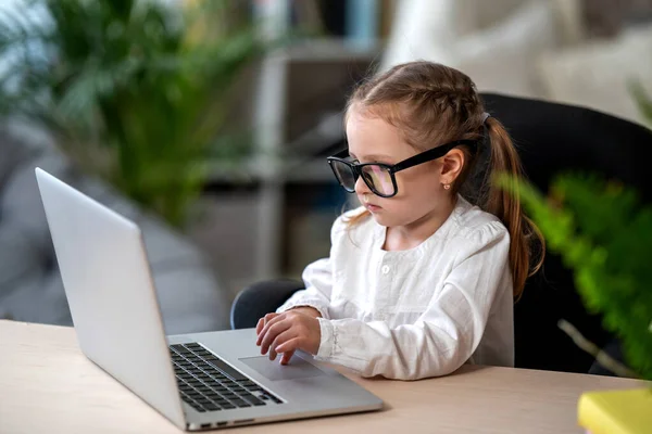 Linda Niña Con Gafas Utilizando Ordenador Portátil Durante Cuarentena Auto — Foto de Stock