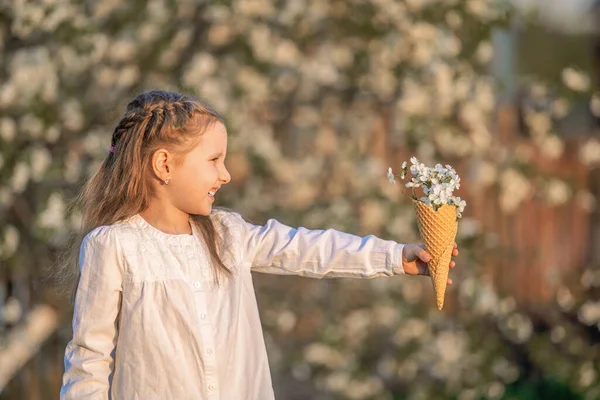 Niña Riendo Sostiene Cono Gofre Lleno Flores Cerezo Que Extiende —  Fotos de Stock