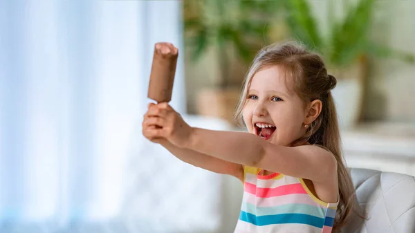 Сміючись Дитина Сидить Кухонним Столом Морозивом Паличці Шоколадній Вишні Полуниця — стокове фото