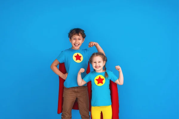 Смешные Маленькие Дети Супер Героическая Сила Красных Плащах Маске Концепция — стоковое фото