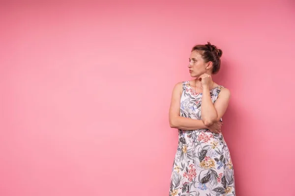 Une Jolie Jeune Femme Robe Longue Imprimé Floral Tient Les — Photo