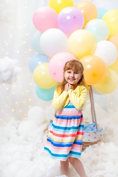 Ονειρικό Κοριτσάκι Στέκεται Στα Σύννεφα Ένα Φόντο Διακοσμητικό Καλάθι Μπαλόνι — Φωτογραφία Αρχείου