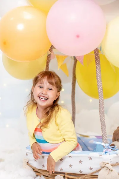 Portrait Glückliches Kleines Mädchen Lacht Sitzt Korb Dekorativen Luftballon Kind — Stockfoto