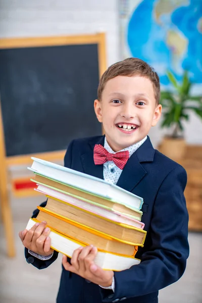 Piccolo Scolaretto Carino Curioso Indossa Libri Testo Scolastici Bambino Uniforme — Foto Stock