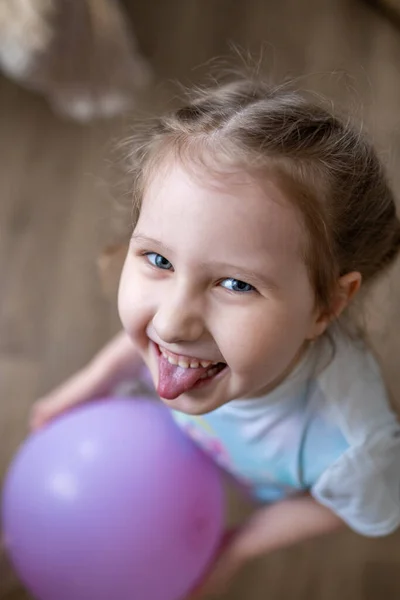 Uma Menina Loira Alegre Com Balão Nas Mãos Mostra Sua — Fotografia de Stock