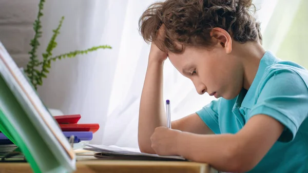 Triste Colegial Pone Mano Debajo Cabeza Mira Cuaderno Mientras Está —  Fotos de Stock