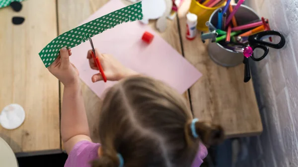 Gyerekek Kreativitása Egy Kislány Lelkesen Vágja Színes Kartont Ollóval Kis — Stock Fotó