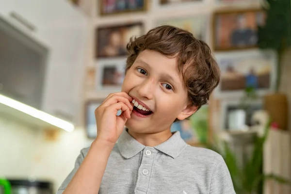 Bambino Coraggioso Anni Scuote Dente Del Bambino Cambio Dei Denti — Foto Stock