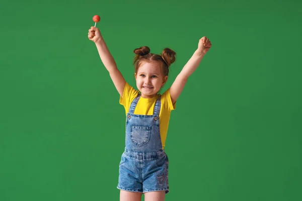 Αστείο Παιδί Σηκωμένα Χέρια Στον Αέρα Ένα 4Χρονο Κορίτσι Γλειφιτζούρι — Φωτογραφία Αρχείου