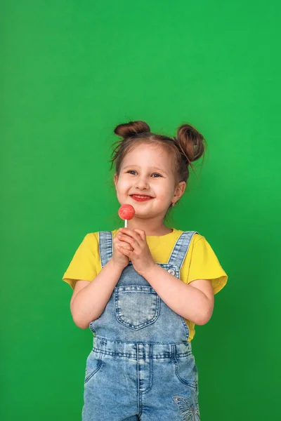 Ett Fyraårigt Barn Håller Klubba Leende Blickar Bort Poserar Den — Stockfoto