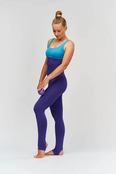 Aantrekkelijke Slim Fit Vrouw Sportkleding Met Een Massagebal Haar Handen — Stockfoto