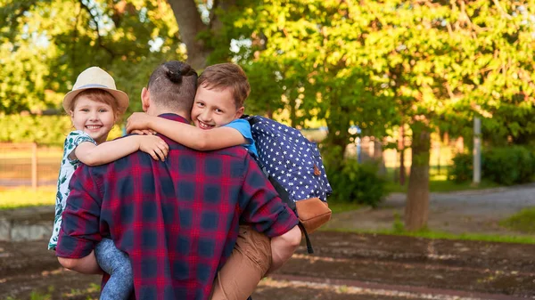 Familia Feliz Padre Hijos Padre Sostiene Los Niños Sus Brazos — Foto de Stock