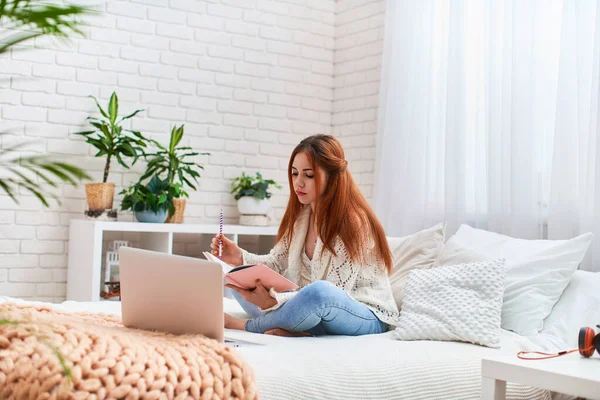 Linda Adolescente Haciendo Tarea Sentada Cama Casa Joven Chica Bonita — Foto de Stock