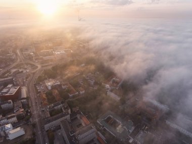 Hava gündoğumu cityscape sabah bulutlar ve sis ile gökten