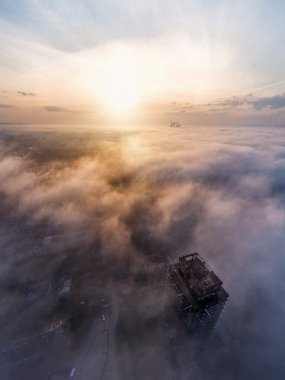 Sis ve bulutlar sabah zaman ile gökyüzü hava manzara. Skycraper ve bulutlar