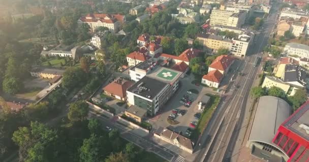 Sanitku vrtulník, přistání na střeše nemocnice kliniky — Stock video