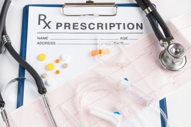 Bir bulmaca parçası günbatımı bir arka plan ile bağlantı kurmak için dört el işbirliği. Güneş ışığına karşı elinde bir bulmaca. Bütünün bir parçası. 