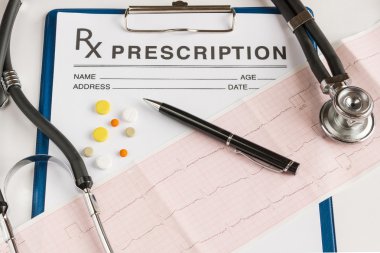 Bir bulmaca parçası günbatımı bir arka plan ile bağlantı kurmak için dört el işbirliği. Güneş ışığına karşı elinde bir bulmaca. Bütünün bir parçası. 