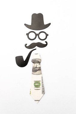 Bir bulmaca parçası günbatımı bir arka plan ile bağlantı kurmak için dört el işbirliği. Güneş ışığına karşı elinde bir bulmaca. Bütünün bir parçası. 