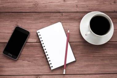 Bir bulmaca parçası günbatımı bir arka plan ile bağlantı kurmak için dört el işbirliği. Güneş ışığına karşı elinde bir bulmaca. Bütünün bir parçası. 