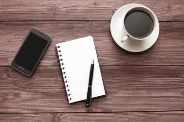 Bir bulmaca parçası günbatımı bir arka plan ile bağlantı kurmak için dört el işbirliği. Güneş ışığına karşı elinde bir bulmaca. Bütünün bir parçası. 