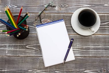 Bir bulmaca parçası günbatımı bir arka plan ile bağlantı kurmak için dört el işbirliği. Güneş ışığına karşı elinde bir bulmaca. Bütünün bir parçası. 