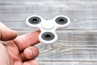 Bir bulmaca parçası günbatımı bir arka plan ile bağlantı kurmak için dört el işbirliği. Güneş ışığına karşı elinde bir bulmaca. Bütünün bir parçası. 