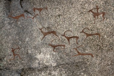 Mağara görüntüde. Mağara çizimleri. Duvardaki koyu sarı boya ile yapılmış. Eski bir insanın. 