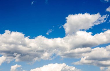 Beyaz hava bulutlar mavi gökyüzü.