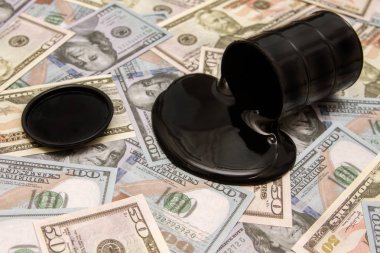 Petrol ve dolar para yeni banknotlar. 