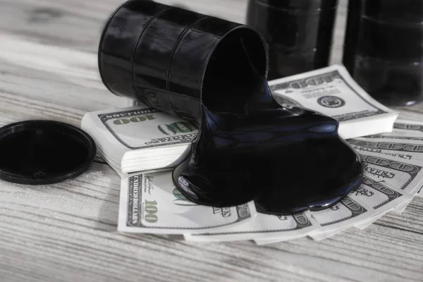 Petrol varil dışında bir yüz dolar faturaları arka plan akar.
