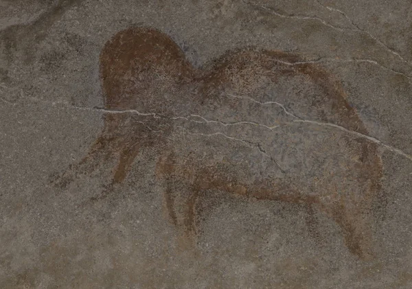 Figura en la cueva de un mamut, hecha con ocre . — Foto de Stock