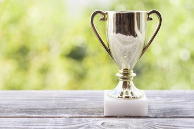 kadın Yoga ve lotus pozisyonunda bir dağ taş büyülü bir sarmal içinde meditasyon