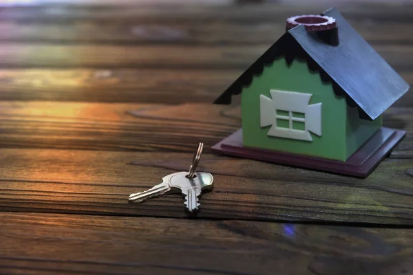 Casa, llaves en una mesa de madera. vivienda . — Foto de Stock