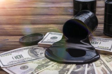 Petrol varilleri ve para birimleri. Pazarlık. Değişim. Petrol işi. Kâr geliri. Piyasa. Fiyatlar yükseliyor, petrol ürünlerinin satışından elde edilen kâr.